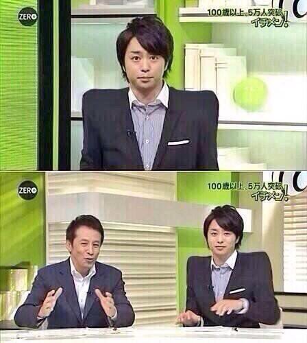 肩と椅子が同化して肩幅が広く見える櫻井翔