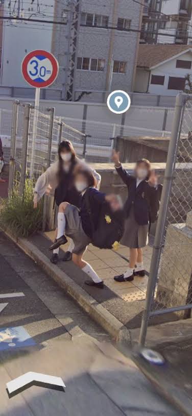 ストリートビューに映る女子高生3人組 - 三人組, ポーズ, 新しい学校のリーダーズの始まり