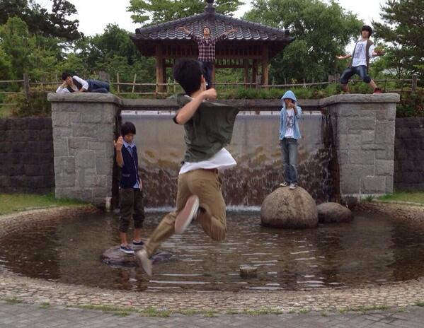 厨二病 四天王 - 立ち向かう, 公園, 池