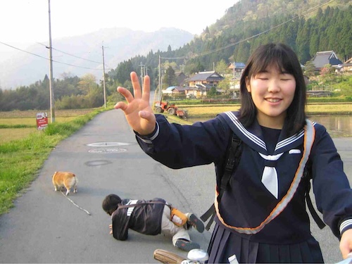 天地魔闘の構えで目を閉じた女子中学生の後ろで犬が逃げてる写真 - 女子高生, 犬, 逃げ, 田舎