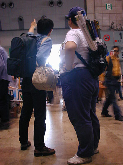 イベント会場で光を指さす2人のオタク - コミケ