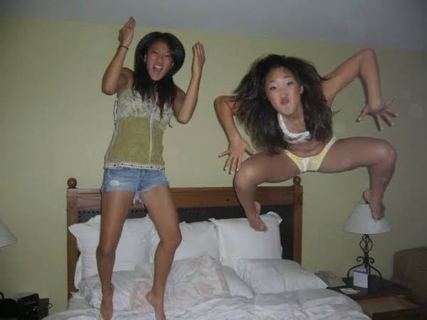 ベッドではしゃぐギャル - ギャル